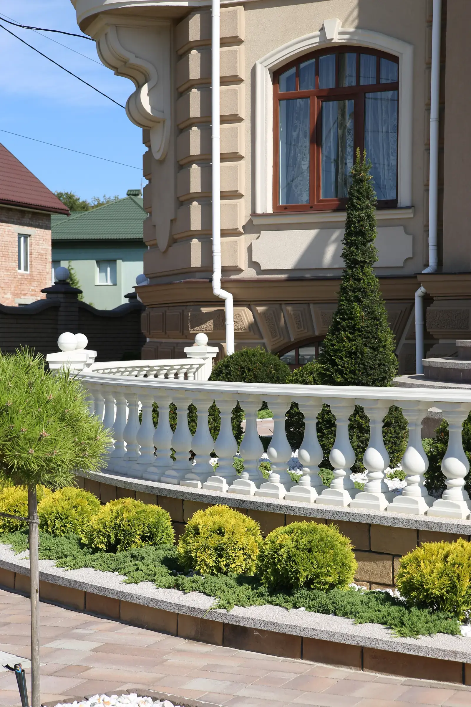Білі балясини «мармур з бетону»
